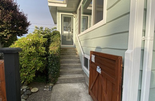 Regional District of Nanaimo House | 'The Beach House' at Deep Bay n-Enjoy the beachfront experience-