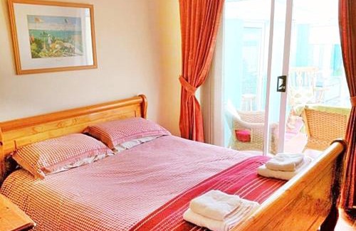Sutton-on-Sea House | The Beach House! Just Steps from the Beach & Attractions - Perfect for Couples & Family Stays with Private Parking, Large Garden & Fast Free WiFi - The Perfect Seaside Getaway!