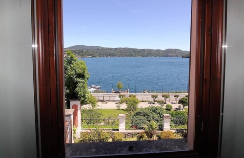 Pella Apartment | The Beach Indipendent Apartment View Lake!