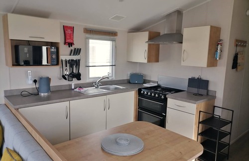 Dymchurch Apartment | The Beach - Large decking area