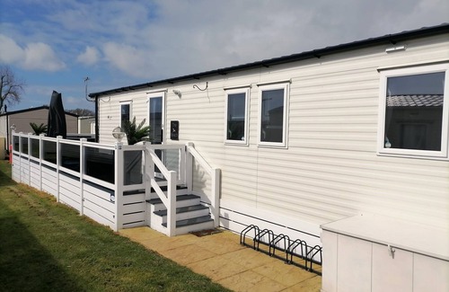 Dymchurch Apartment | The Beach - Large decking area