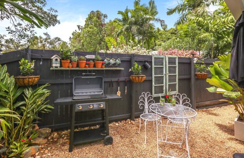 Clifton Beach House | The Beach Nest- Cosy Beachside Escape | Balcony, Full Kitchen & Free Wi-Fi