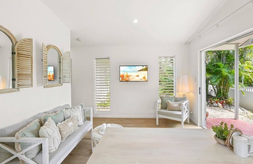 Clifton Beach House | The Beach Nest- Cosy Beachside Escape | Balcony, Full Kitchen & Free Wi-Fi