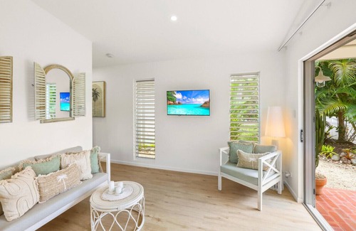 Clifton Beach House | The Beach Nest- Cosy Beachside Escape | Balcony, Full Kitchen & Free Wi-Fi