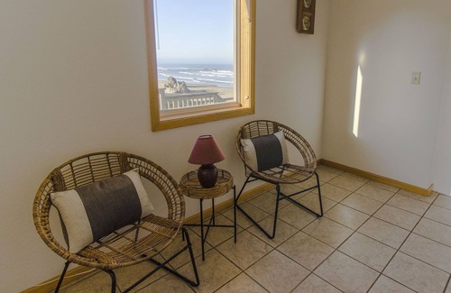 Bandon House | The Beachcomber: Oceanfront with Private Beach Access and Spectacular Views!