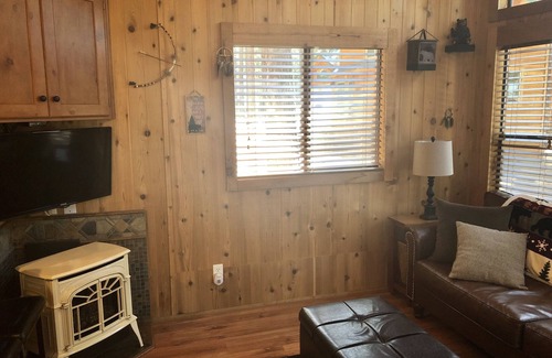Tahoe Valley Cabin | The Bear Den - South Lake Tahoe (Pets Welcome)