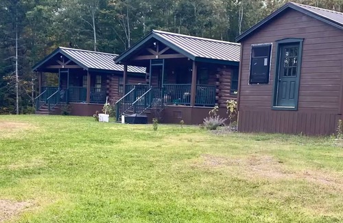 Warren Cabin | THE BEAR'S DEN Cute and cozy studio Maine cabinnn