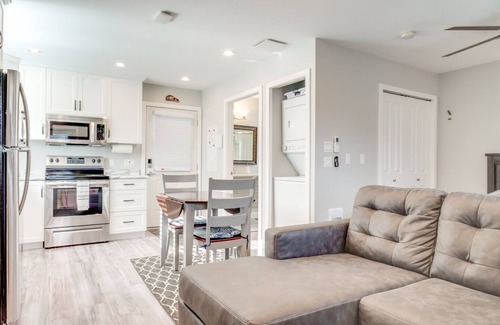 Port Alberni House | The Bear Studio House: Open concept house that sleeps up to 4