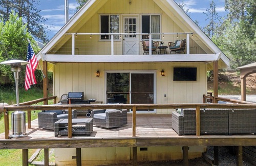 Twain Harte Cabin | The Bearfoot Lodge - Just minutes from downtown Twain Harte