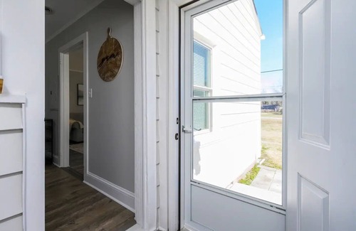 James City House | The Bearplex of New Bern featuring king-size bed