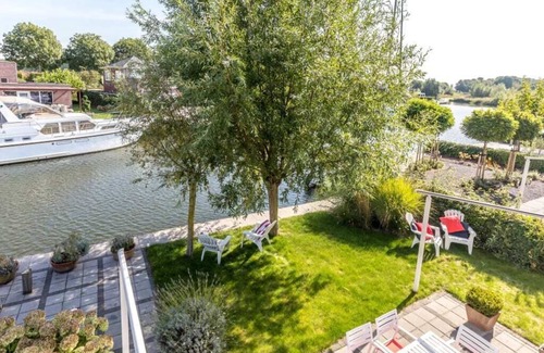 Oude-Tonge House | The beautiful, tranquil corner location, surrounded by green landscape and with electrical patio cov