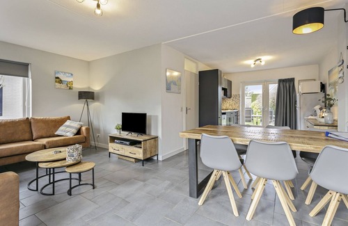 Ouddorp House | The beautifully decorated holiday home is located a short distance from the beaches in the front section of the green North Sea Park.