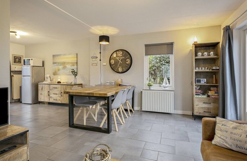 Ouddorp House | The beautifully decorated holiday home is located a short distance from the beaches in the front section of the green North Sea Park.