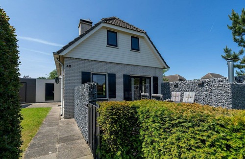 Ouddorp House | The beautifully furnished holiday home is a short distance away of the beaches in the front part of the green Noorzeepark.