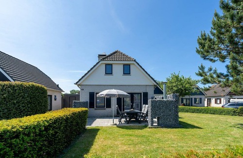 Ouddorp House | The beautifully furnished holiday home is a short distance away of the beaches in the front part of the green Noorzeepark.