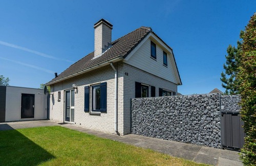 Ouddorp House | The beautifully furnished holiday home is a short distance away of the beaches in the front part of the green Noorzeepark.