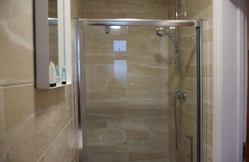Knowl Hill Hotel | The Bell and Bottle