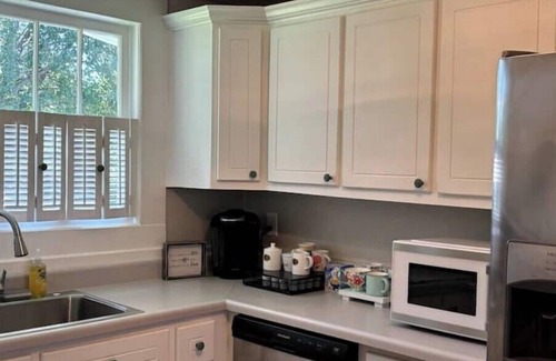 Belmont House | The Belmont Cottage is a 100 year old charmer located near Town Square