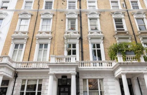 Pembridge Apartment | The Bengal Tiger: 2bd apt rich with character