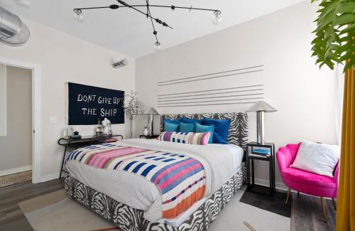 Fifth Ward Apartment | The Bentley Condotel, Heart of Walkers Point with Garage, Yard