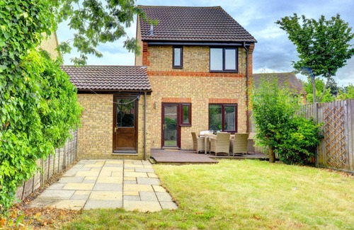 Bletchley Villa | The Bernstein by SILVA | Stylish House with Garden & Parking