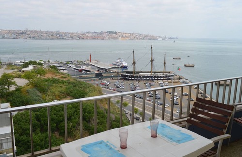 Cacilhas Apartment | The best view over Lisbon I