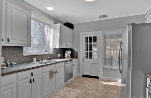 Broadmoor House | The Beverly est. 1939! Charming 3-bedroom house with Hot Tub! Permit 25-0078-STR