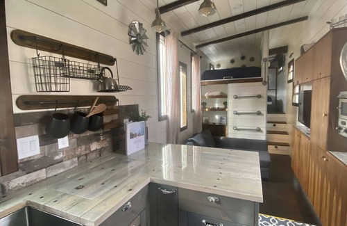Lyons Resort | The Big Easy - Spacious Contemporary Tiny Home near Rocky Mountain National Park