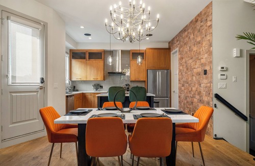 Kensington House | THE BIG Getaway For BIG Groups|4 King Beds| Near Downtown| Lots of Activities|