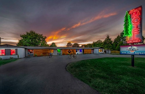 Bentonville Cabin | The Bike Inn #8, Boujee Bike Suite