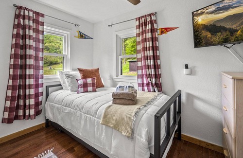 Alarka Cabin | The Bird's Nest Creekside Cabin