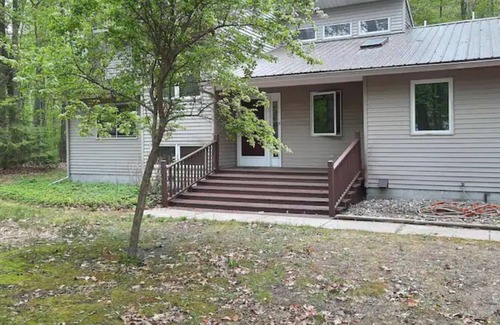 Montague House | The Bird song house. Fun and comfort in the woods.
