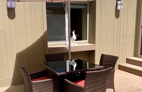 Bodega Bay House | "The Birds" Easy walk to the beach, hot tub, fireplace, quiet and elegant.
