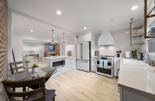 South Central Houston Apartment | The Bishop's Haven 2