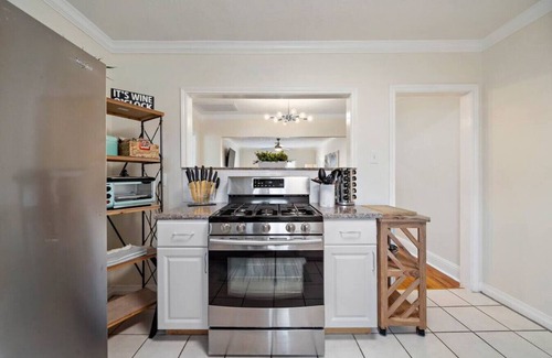 South Central Houston Apartment | The Bishop’s Haven 3