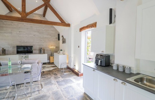 Ettington Cottage | THE BIT ON THE SIDE, pet friendly, with a garden in Ettington