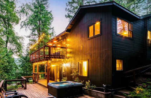 Hacienda Cabin | The Black Sheep: AirCond, 12ft MovieScreen, HotTub