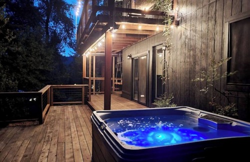 Hacienda Cabin | The Black Sheep: AirCond, 12ft MovieScreen, HotTub