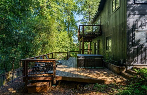Hacienda Cabin | The Black Sheep: AirCond, 12ft MovieScreen, HotTub