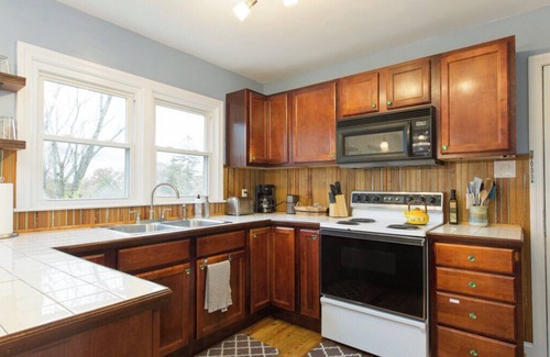 Weaverville House | The Blue Bungalow in Downtown Weaverville. Walk to Main Street.