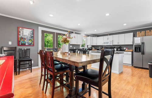 Mayhew House | The Blue Bungalow - Stay for 8