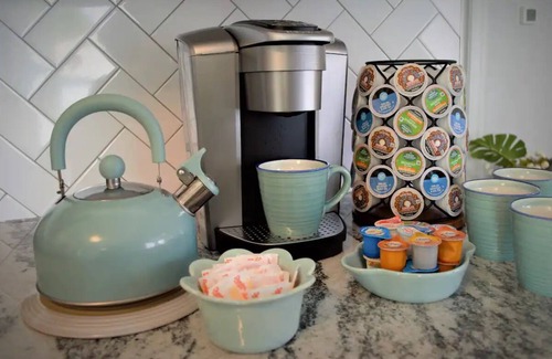 Historic Uptown House | The Blue Bungalow by Crescent Lake Walk 2 Downtown K&Q Hot Tub Private Courtyard