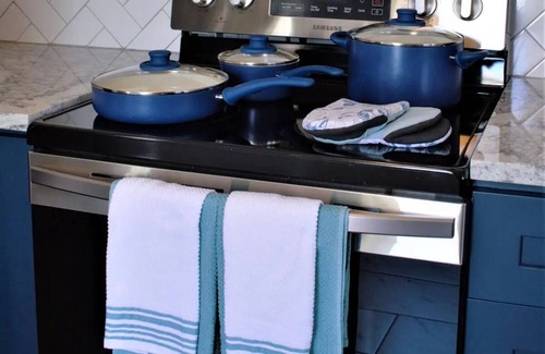 Historic Uptown House | The Blue Bungalow by Crescent Lake Walk 2 Downtown K&Q Hot Tub Private Courtyard