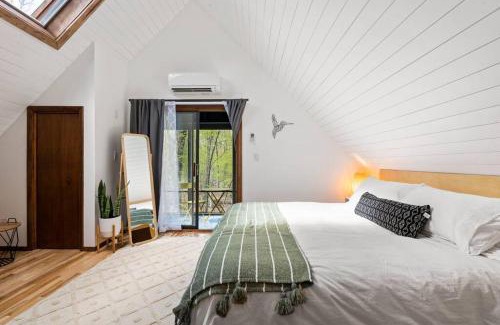 East Stroudsburg Ski Chalet | The Blue Forest Chalet - Kayak, Hike, Hot Tub