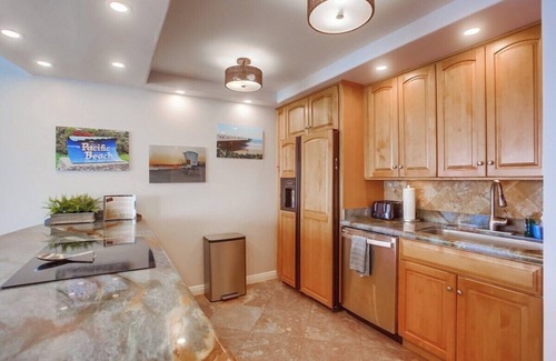 North Pacific Beach Condo | The Blue Grotto: 11th fl. ocean view+parking+pool!