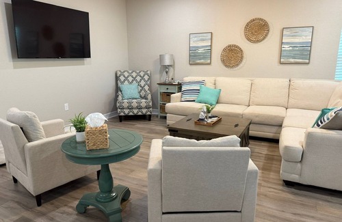 Surfside Beach House | The Blue Heron! Sleeps 12- 1K/2Q/6T