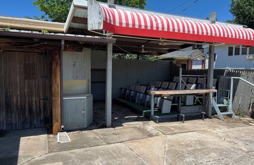 Norman House | The Blue House on Campus Corner! Awesome tailgating area and 2 bedroom!