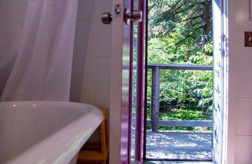 Hacienda House | The Blue House. Walkable to Russian River, Family Friendly, AC, Wifi.