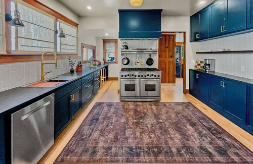Grand Junction House | The Blue Lion Close to CMU and Downtown