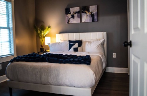 Charlotte Condo | The Blue Oasis- Charming 2-bedroom condo in cool Charlotte with AC, WiFi